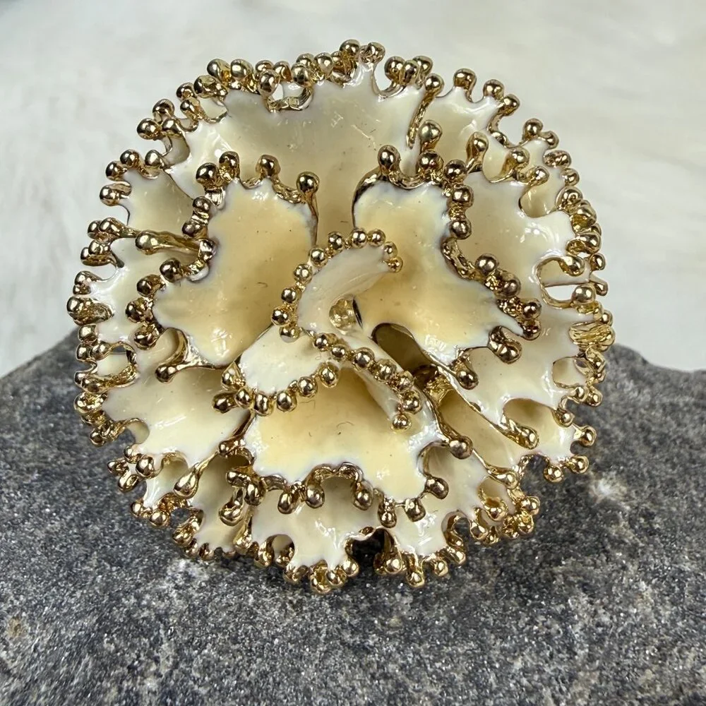 Abstract Flower Stretch Ring 3D Figural Cream & Gold Tone